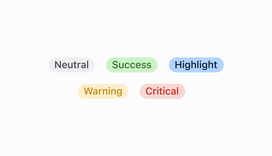 Ejemplos de distintivos con los textos Neutral, Success, Highlight, Warning y Critical sobre fondos de diferentes colores